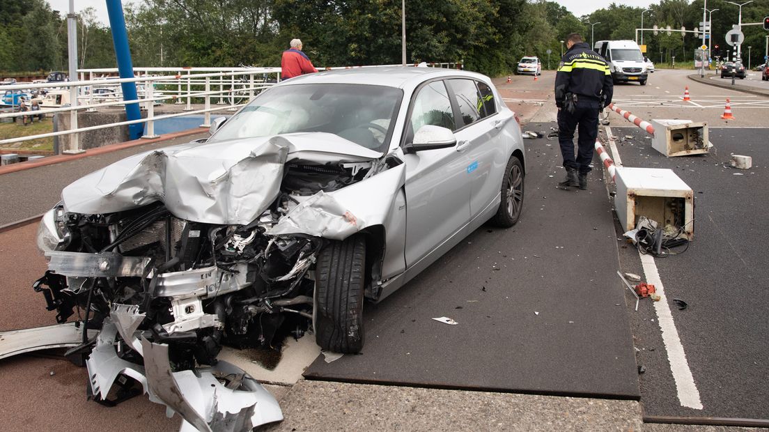 Vier uur na de crash staat de gehavende auto nog altijd op straat. Agenten doen lang onderzoek.