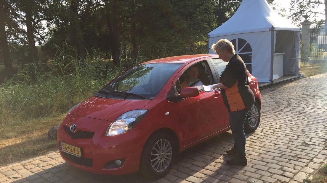 Aline Hofstee van de organisatie wijst mensen de weg