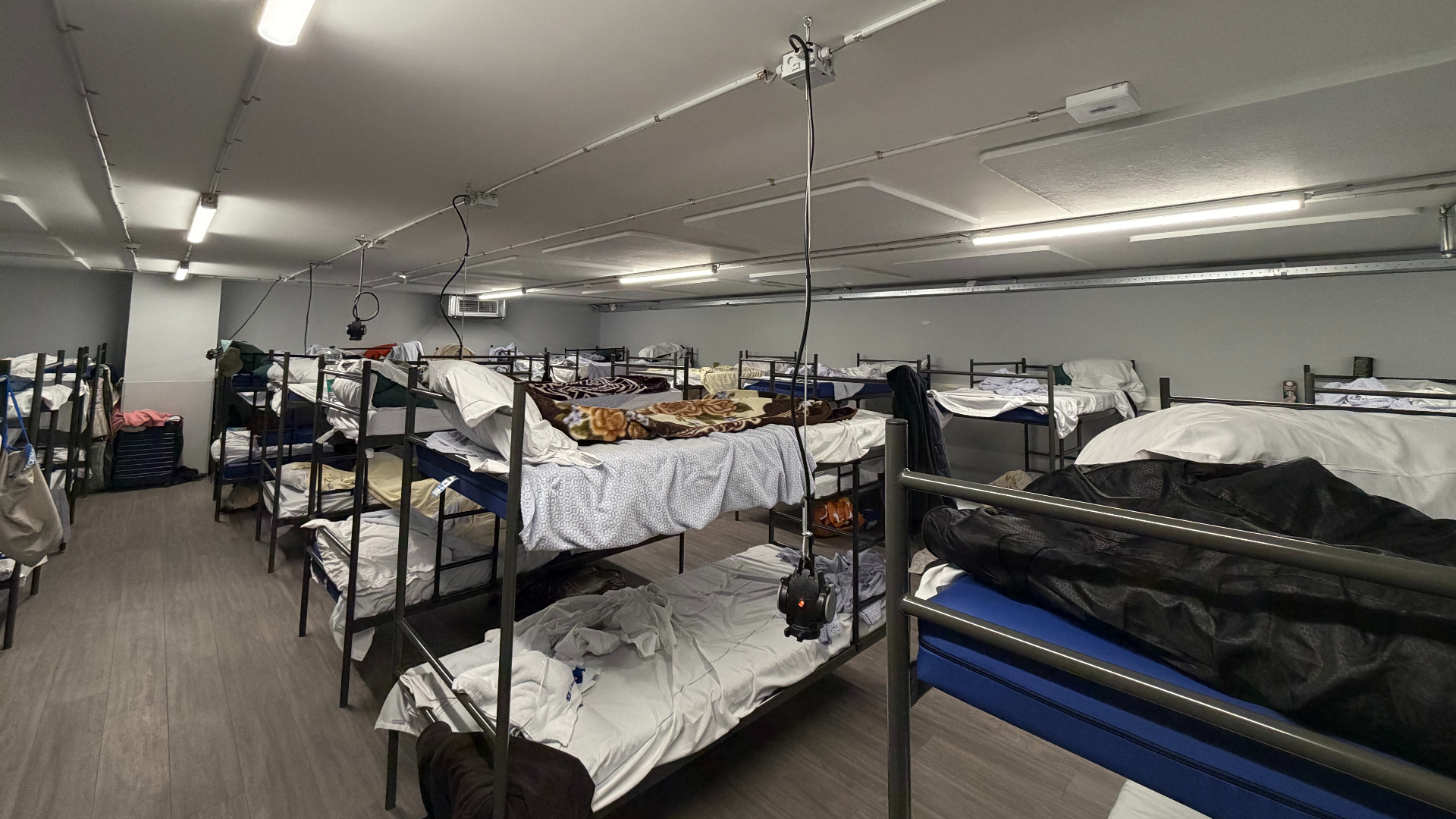 De slaapzaal in de winteropvang aan de Volkelstraat in Overschie
