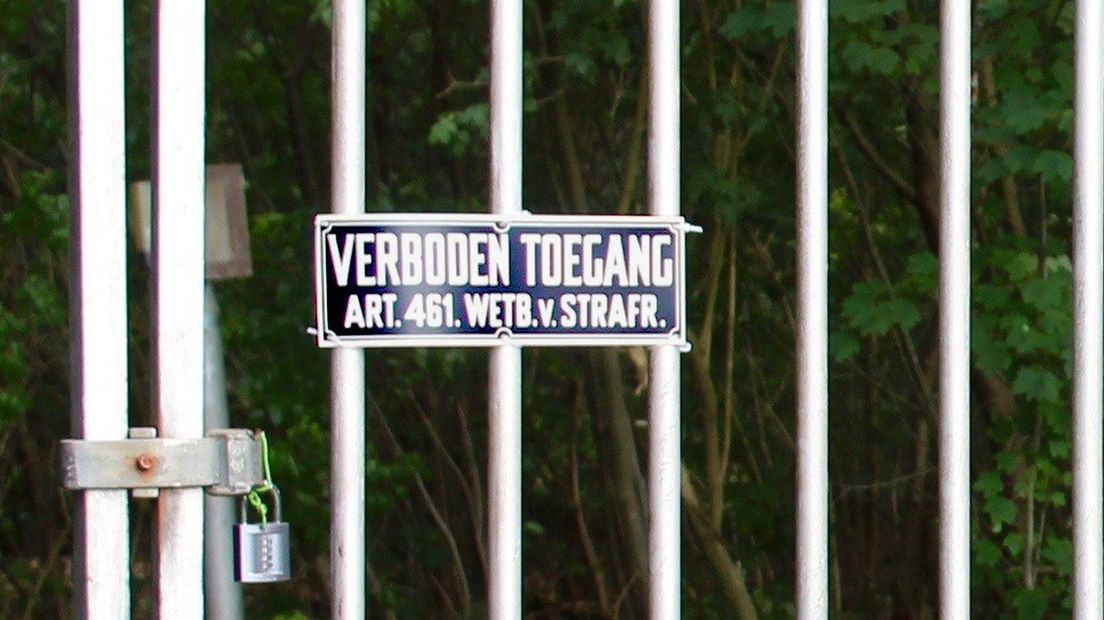 Het hek rond Waterloo in Leusden blijft voorlopig gesloten.