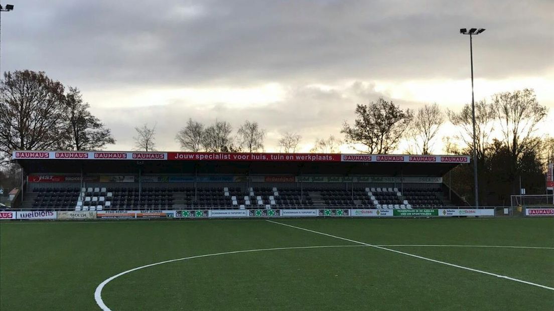 Zo zag de hoofdtribune van ATC er voor de derby tegen BWO uit