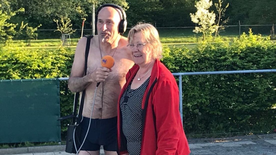 Verslaggever Derk Bosscher, in zwembroek, met Anneke Jonkman van het zwembadbestuur
