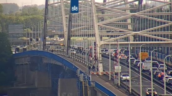 Ongeluk op snelweg richting Gorinchem zorgt voor lange file in avondspits. Ongeluk op snelweg richting Gorinchem zorgt voor lange file in avondspits.