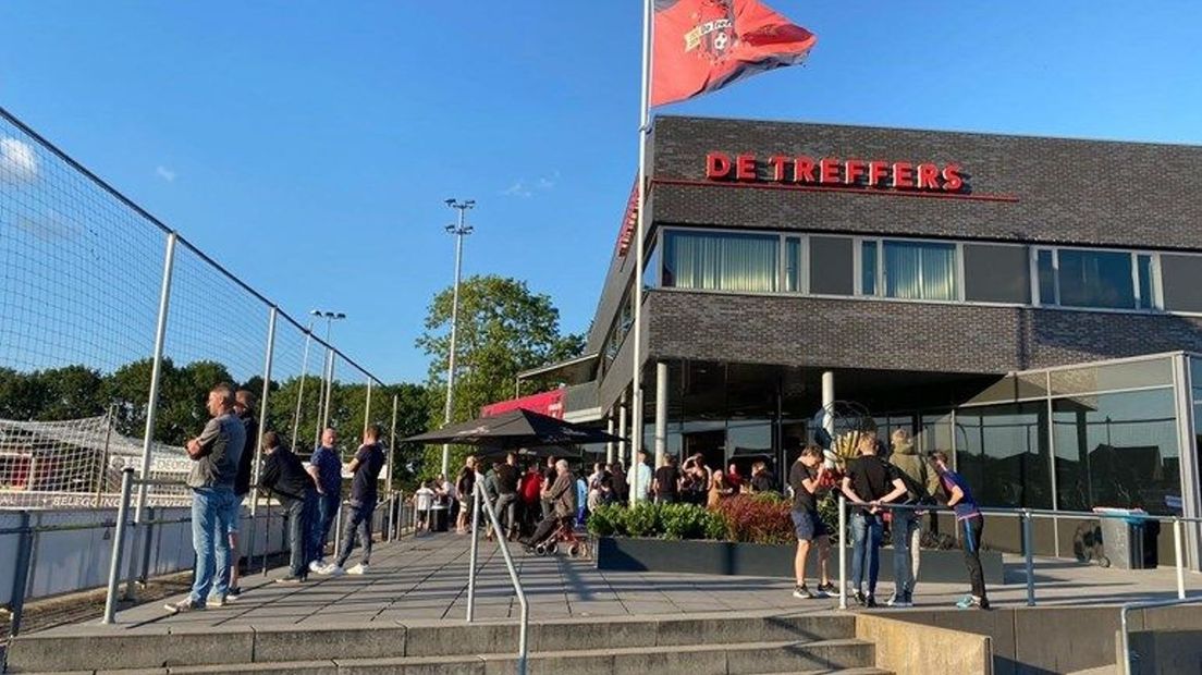 Publiek op het terras van De Treffers.