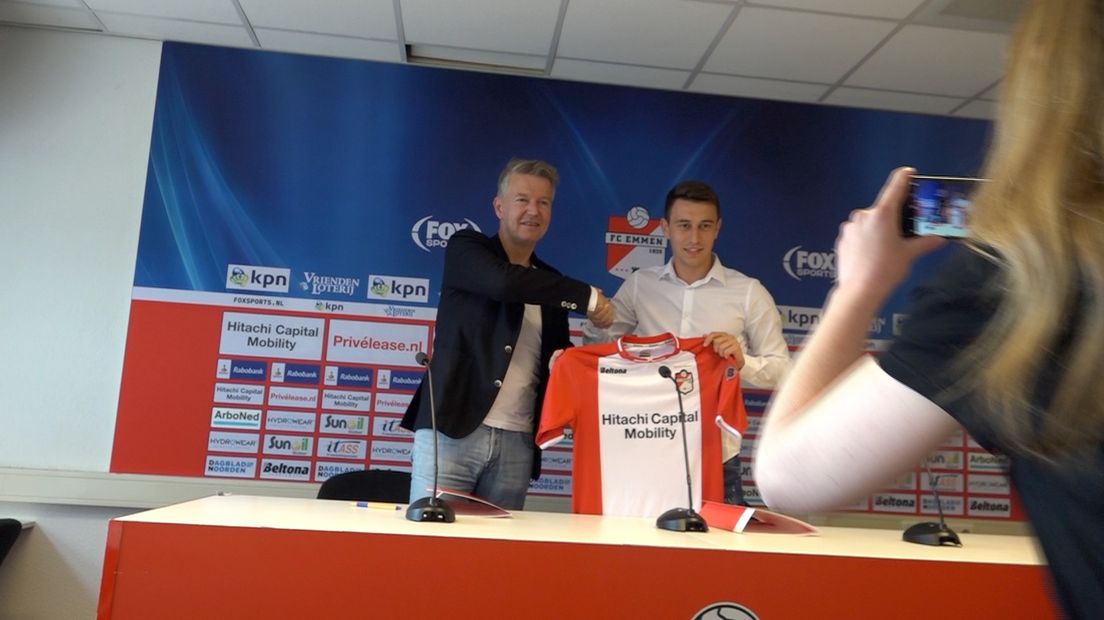 Kolar en Lubbers tonen het shirt van FC Emmen