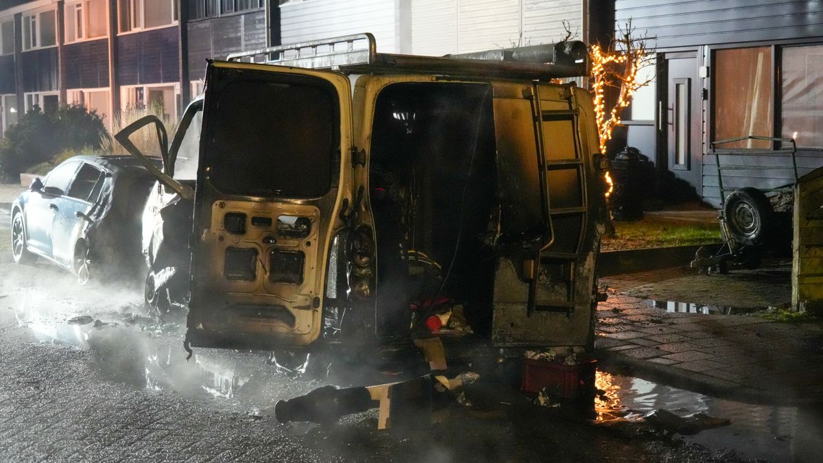 Bestelbus brandt uit in Klazienaveen, ook auto loopt schade op