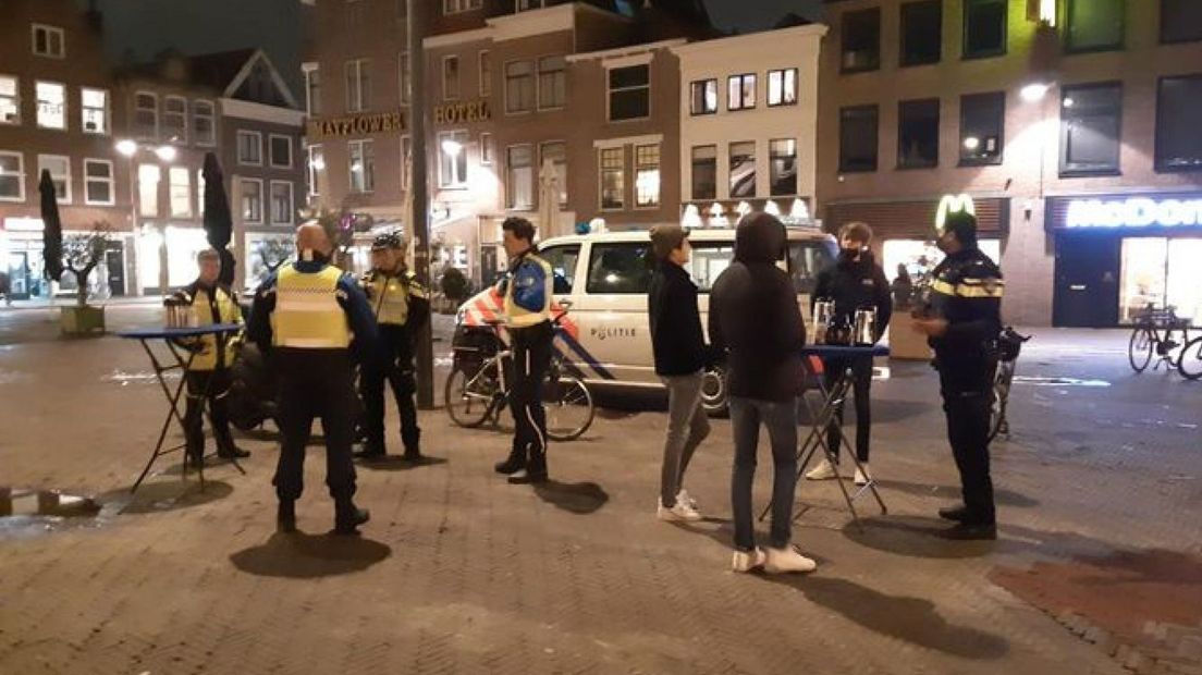 Agenten en handhavers drinken koffie op de Beestenmarkt