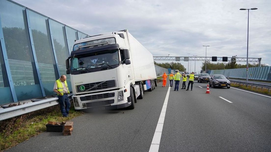 Vrachtwagen botst op vangrail.