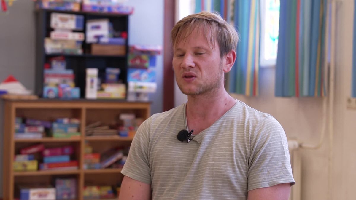 Jelmer is vrijwilliger op azc in Schalkhaar