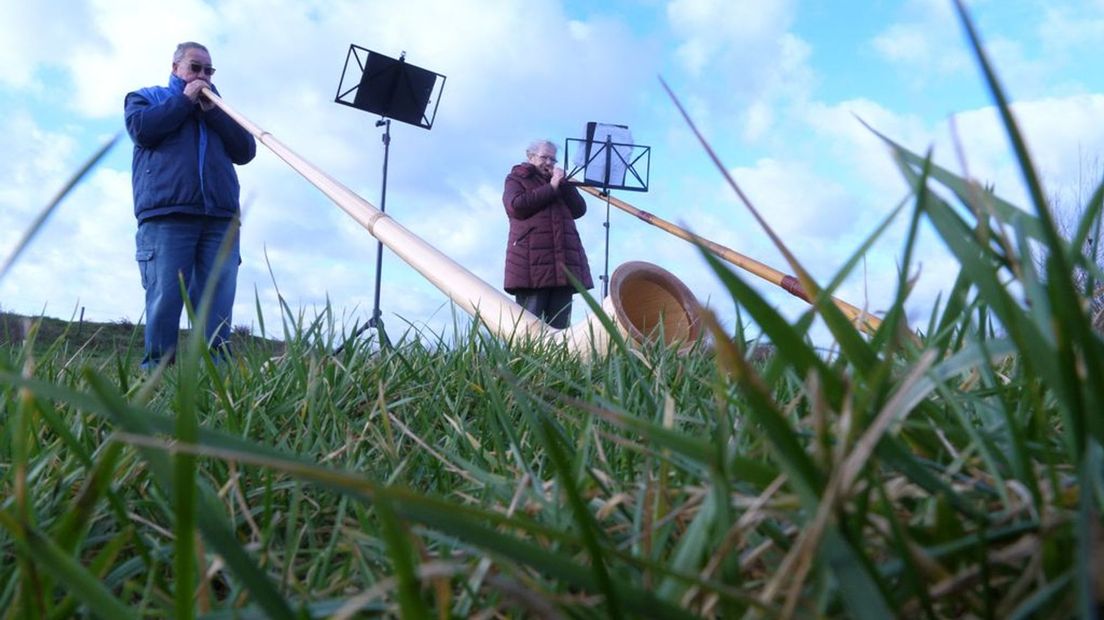 Kees zoekt een maatje om op de alpenhoorn te spelen.