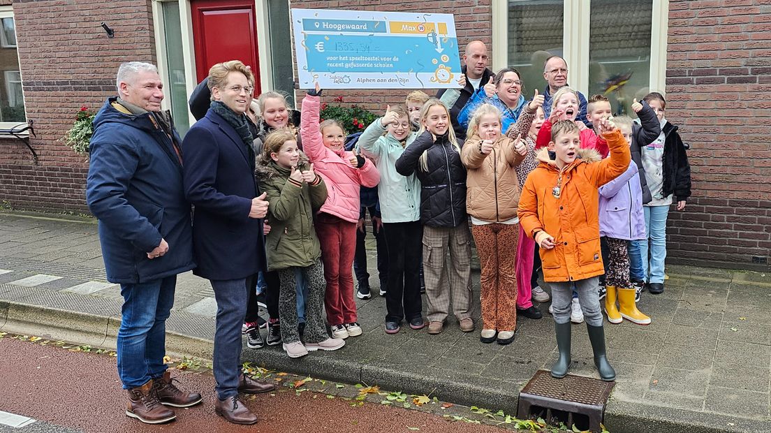 Leerlingen van basisschool MeerWaarde met wethouder Breeuwsma (tweede van links)