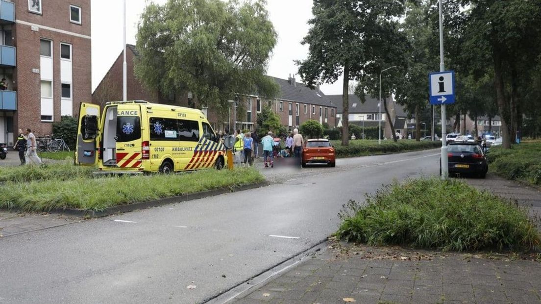 Een ambulance heeft de gewonde man meegenomen.