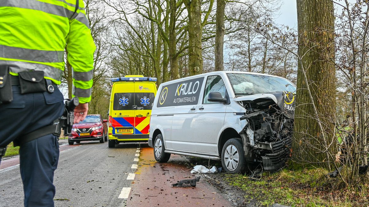 Auto botst tegen boom bij Opende