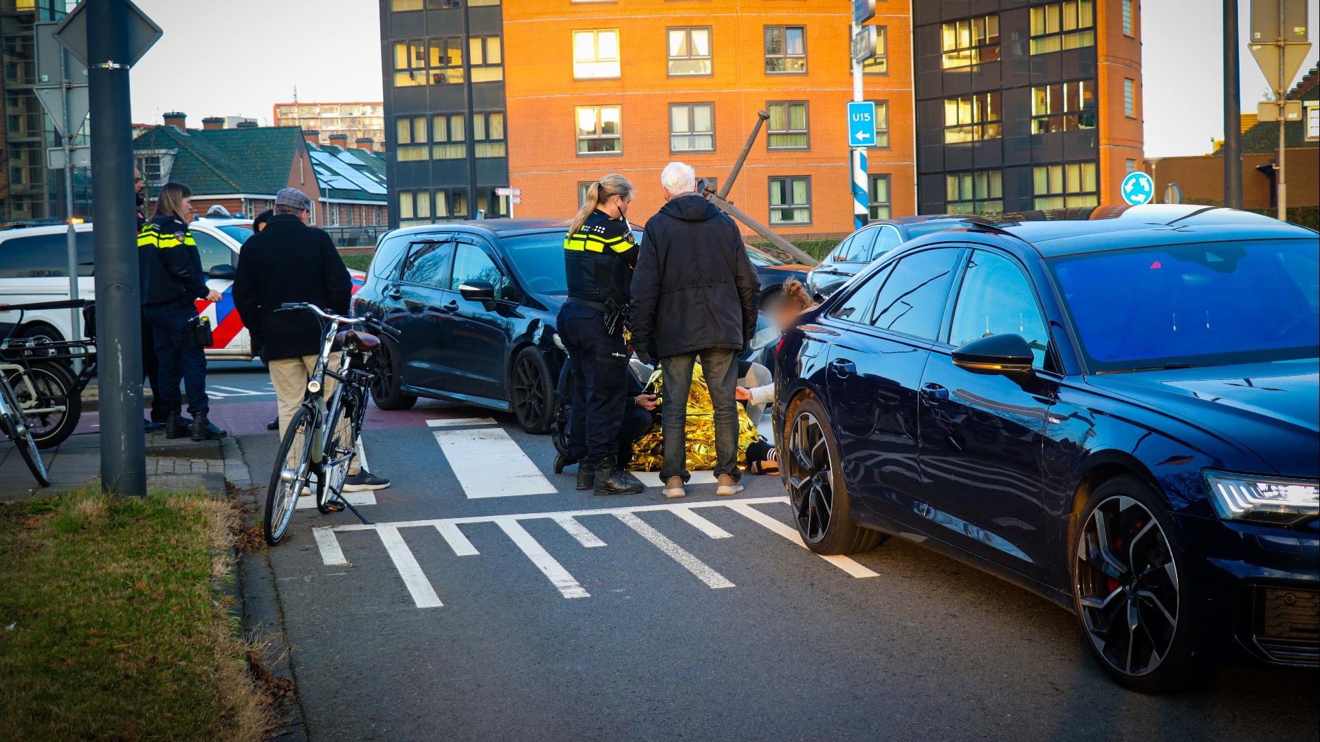 Bbestuurder naar ziekenhuis na aanrijding.