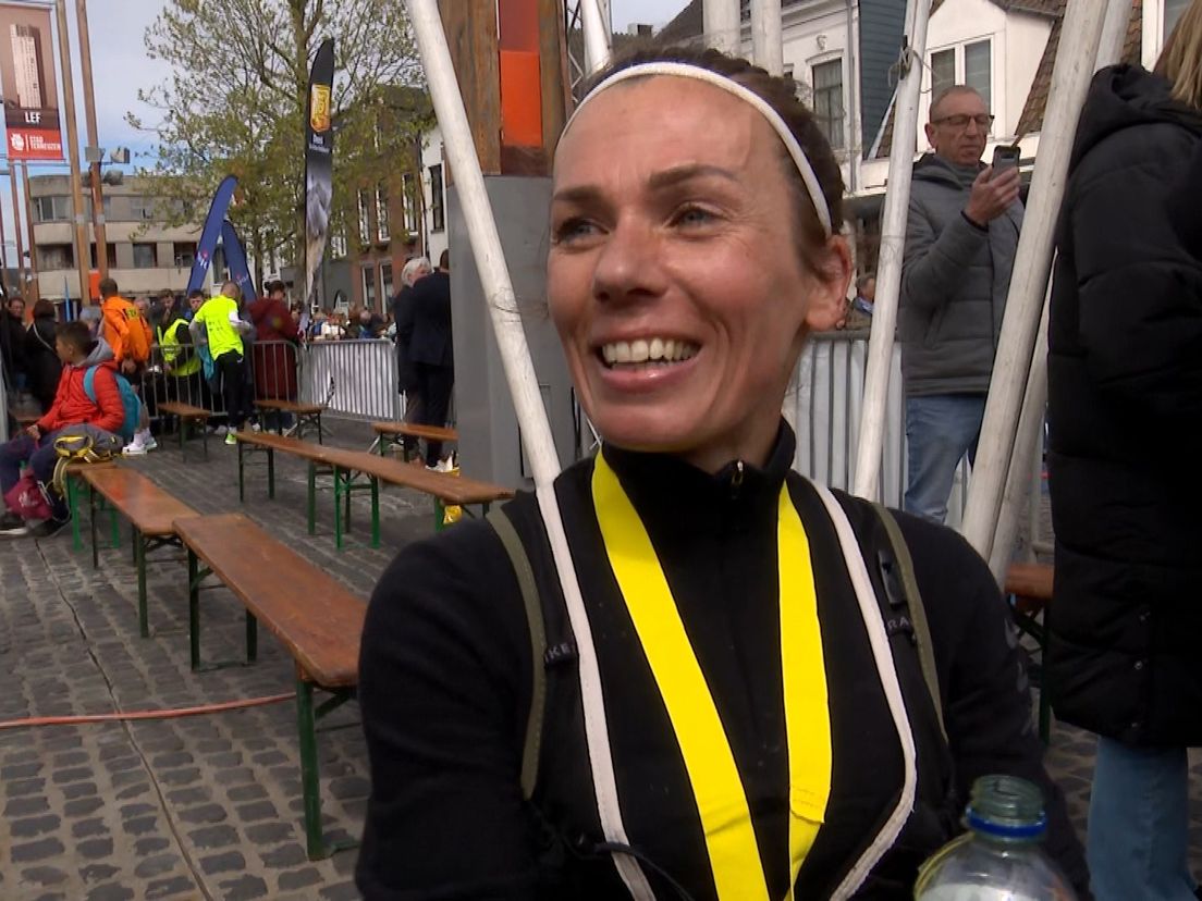 Wel Zeeuwse winnaar bij de vrouwen: Ada Geuze wint Marathon Zeeuws-Vlaanderen met overmacht