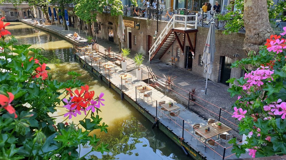 Het nieuwe terras op de gracht