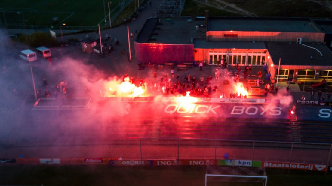 Vuurwerk bij de training van Quick Boys. 