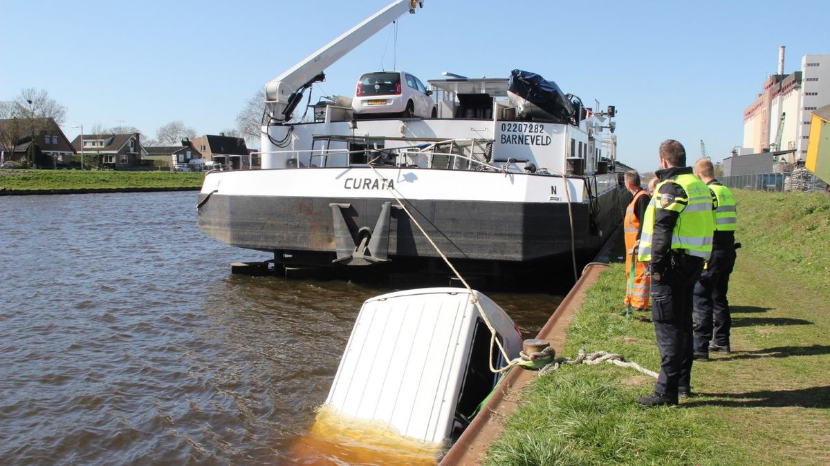 Bedrijfsbus valt tussen wal en schip - Omroep Gelderland