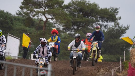 LIVE: Zwarte Cross | Crosser naar ziekenhuis na ongeluk tijdens brommerklasse
