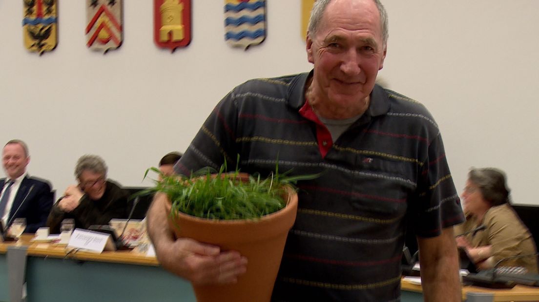 Piet Kraan krijgt uit protest een pol gras uit natuurgebied De Cleene Hooghe