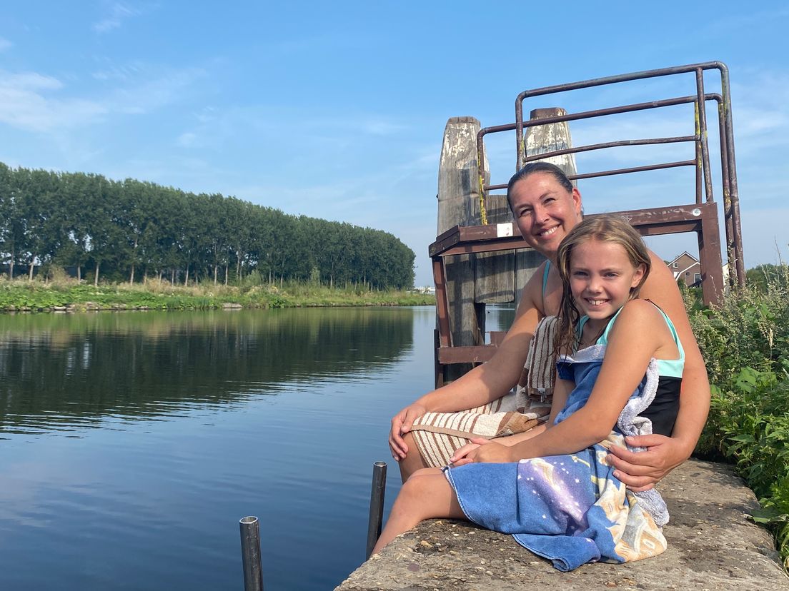 Moeder en dochter genieten van een duik in de Schie