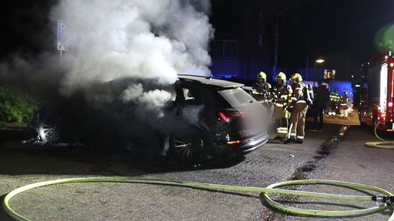 Auto in de sloot • elektrische auto brandt uit