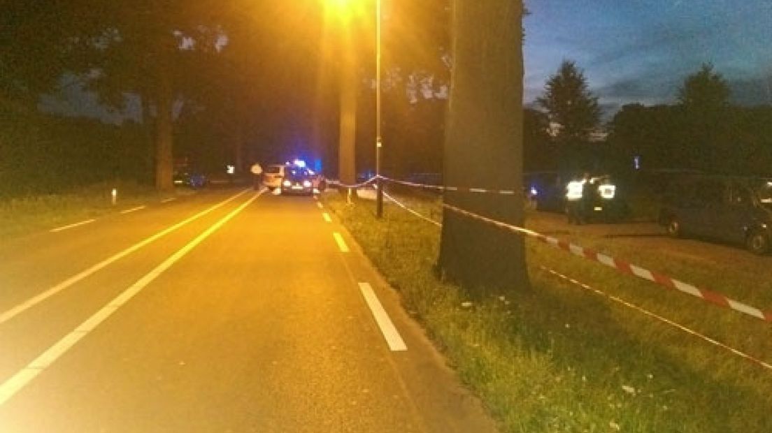Na een overval op een huis aan de Groenloseweg in Winterswijk is woensdagavond een dode man aangetroffen.