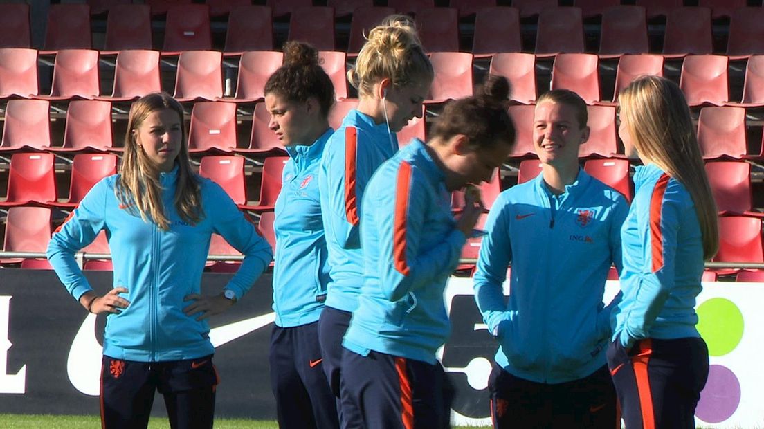 Oranje vrouwen oefenen tegen Oostenrijk