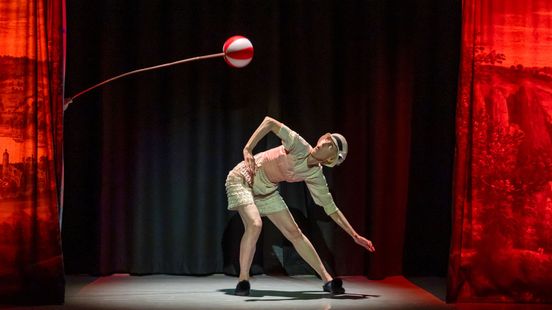 Hilde is bijna 65 jaar en danst de sterren van de hemel bij Introdans