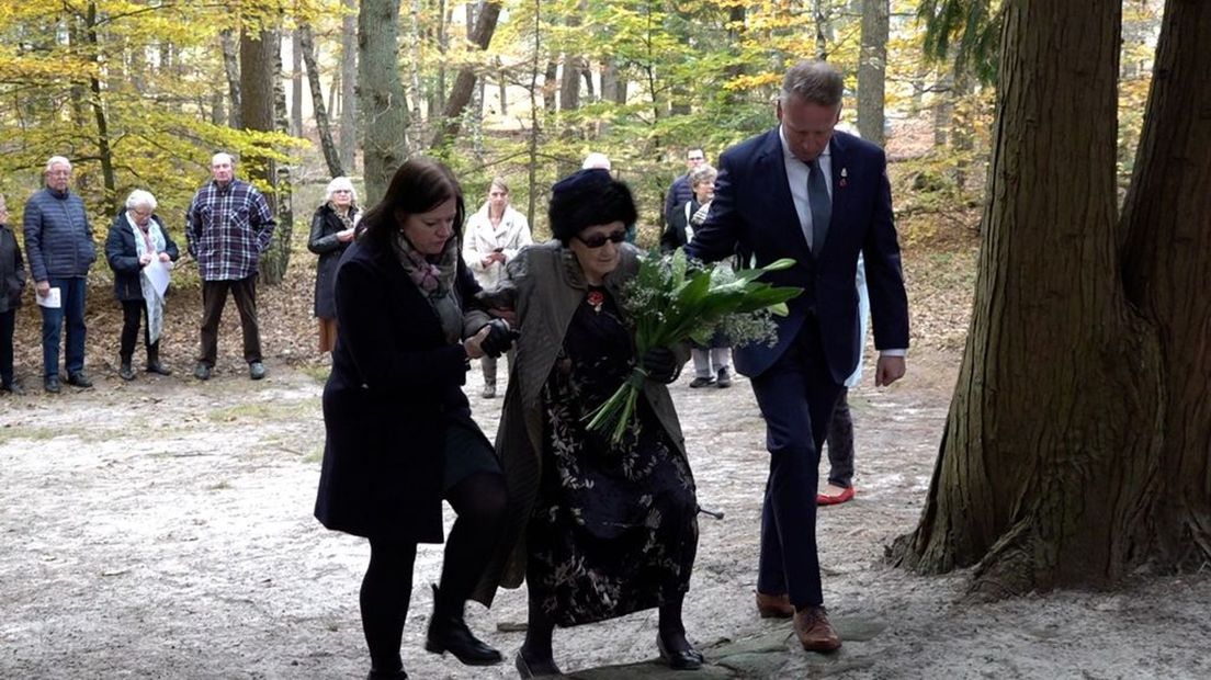 De 84-jarige Maureen legt bloemen bij het graf van haar vader