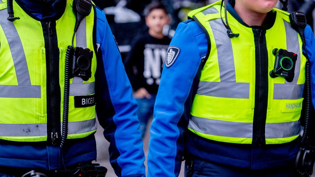 Politieagenten in Emmen gaan dit weekend tijdens carnaval bodycams dragen (Rechten: ANP/Robin Utrecht)