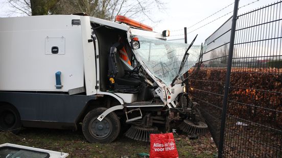 Veegmachine crasht • botsing op A50. Veegmachine crasht • botsing op A50.
