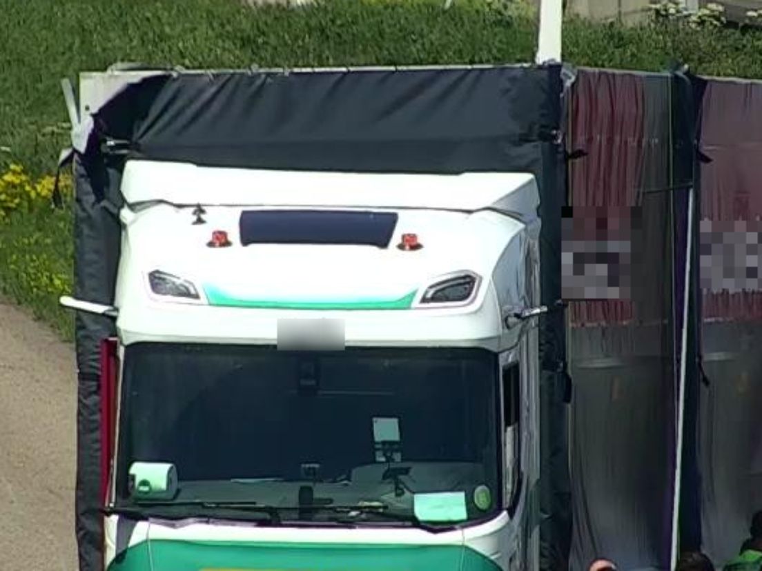 Een te hoge vrachtwagen reed door na een hoogtemelding.