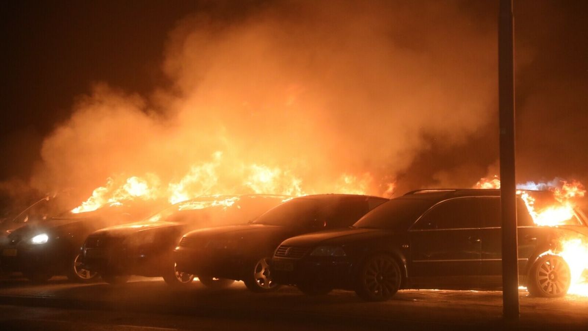 Meer dan 25 auto's en bedrijfspand beschadigd bij grote brand in Leeuwarden