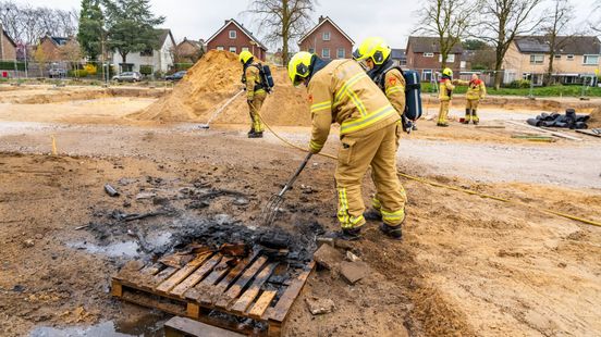 Brand bedrijfsterrein • botsing met vier autos. Brand bedrijfsterrein • botsing met vier autos.
