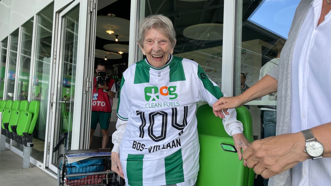 Mevrouw Bos-Van der Laan in haar eigen FC-shirt