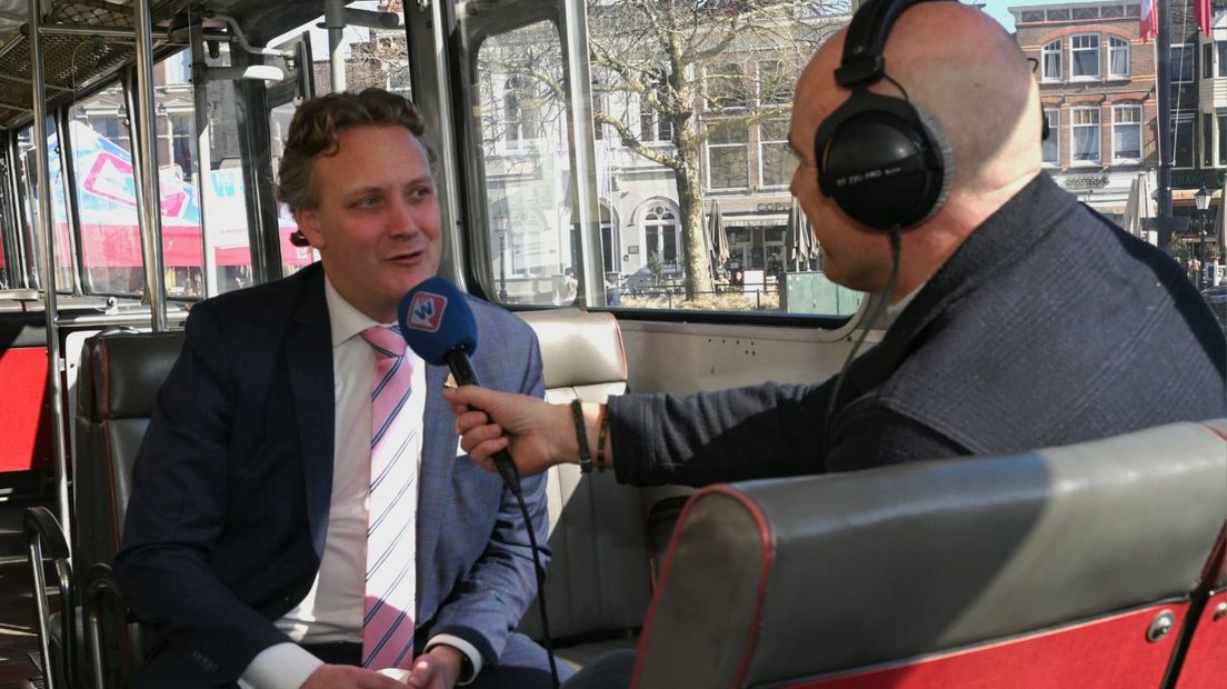 Burgemeester Pieter Verhoeve in de stembusbus van Omroep West