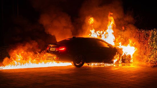 Auto brandt uit • fietser gewond