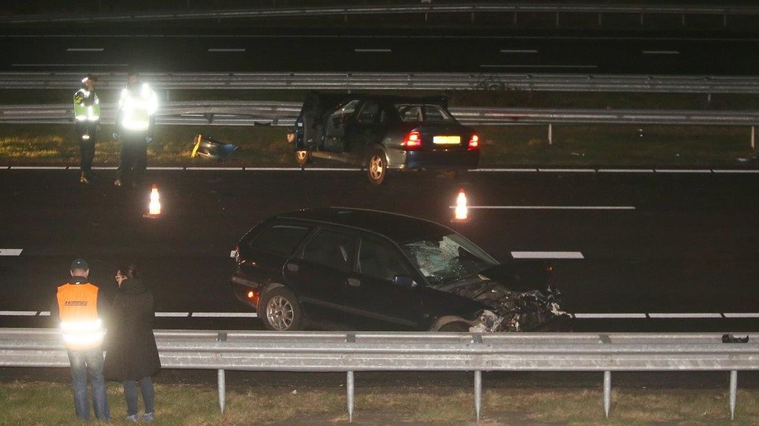 Een 30-jarige man uit Lent, gemeente Nijmegen, is zaterdagavond om het leven gekomen. Dat gebeurde bij een ongeluk op de A50 bij Schaijk in Brabant. De man zou in de vangrail terecht zijn gekomen, waarna hij uitstapte en werd aangereden. Dat meldt Omroep Brabant.
