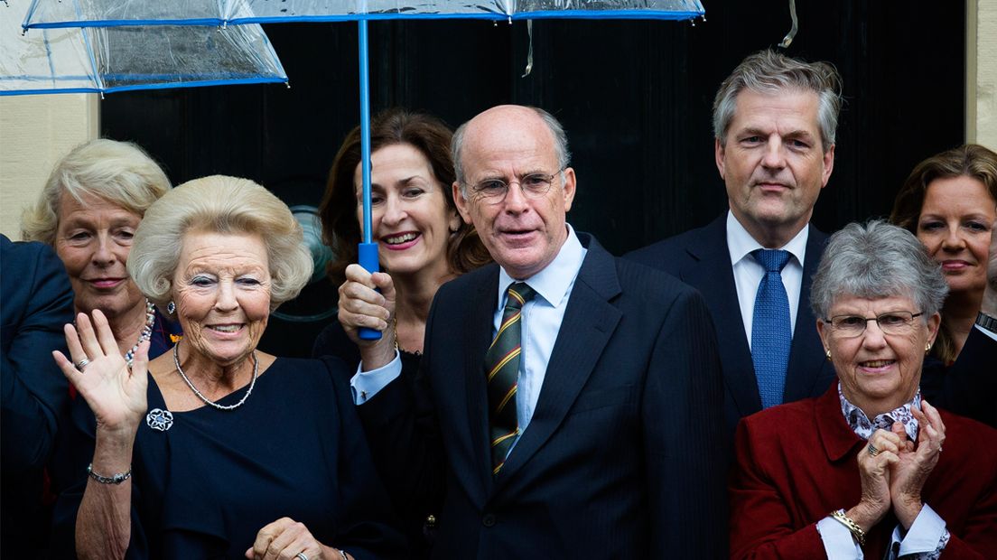 Prinses Beatrix kijkt naar rijtour Gouden Koets Prinsjesdag.