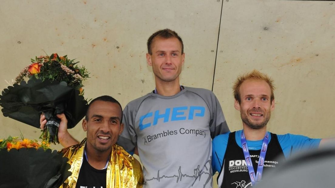 Kustmarathonwinnaar Maciek Miereczko (midden) gaat dit jaar zijn titel verdedigen