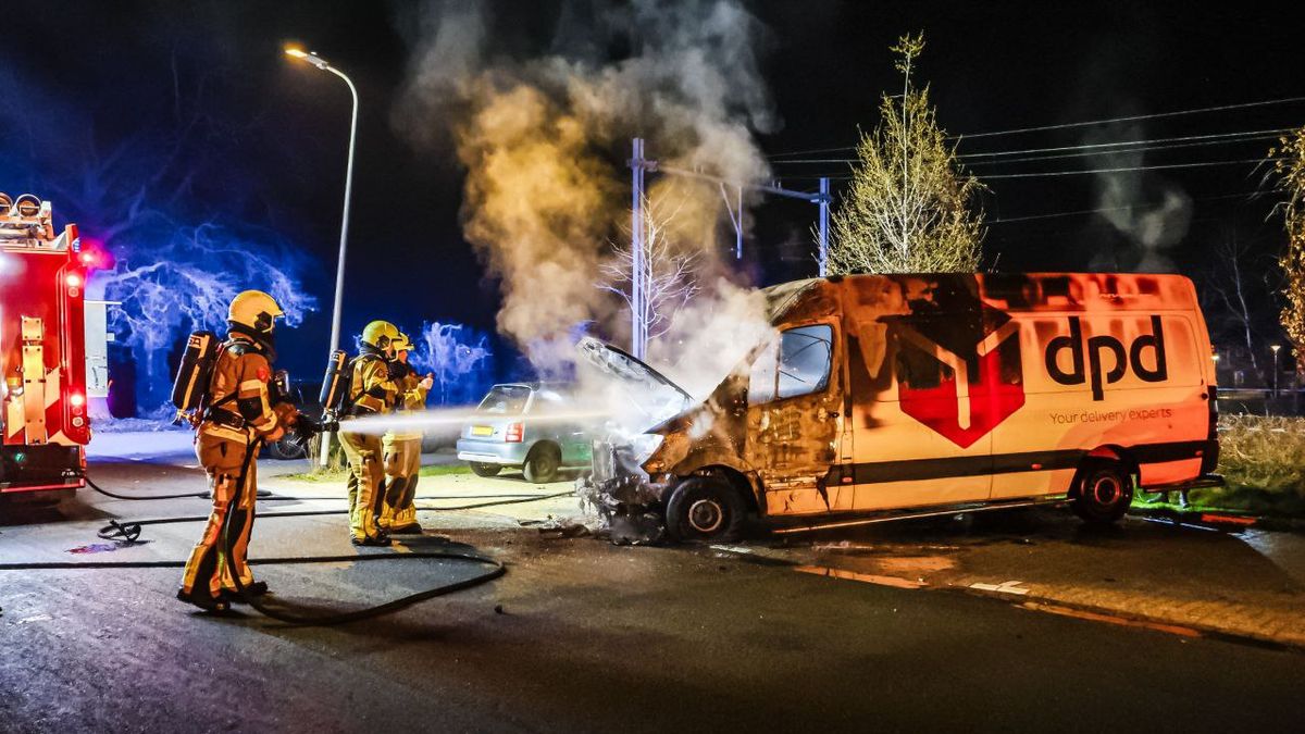 112 Nieuws: Bestelbus in Enschede volledig uitgebrand, politie zoekt getuigen