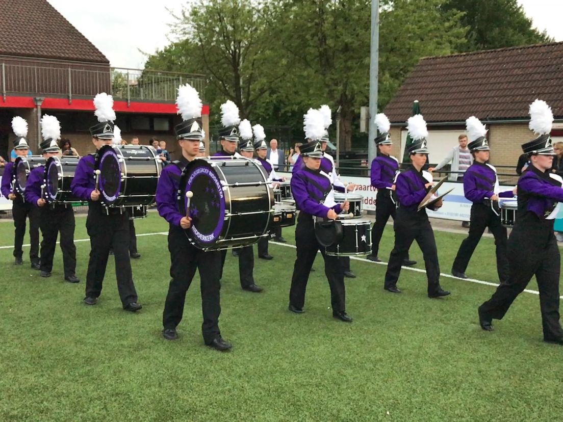 Percussiegroep Ridderster tijdens de generale repetitie op Sportpark Reyerpark in Ridderkerk