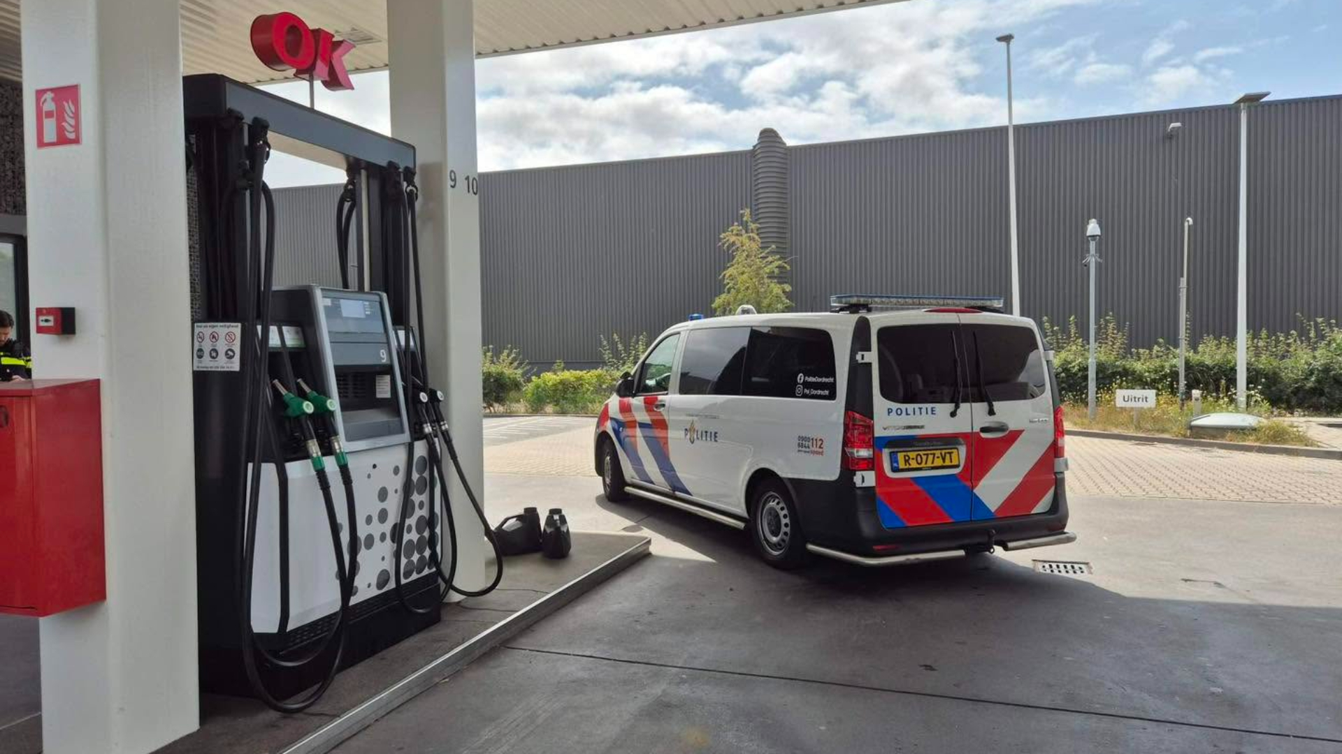 De man hield een aansteker bij de vloeibare brandstof