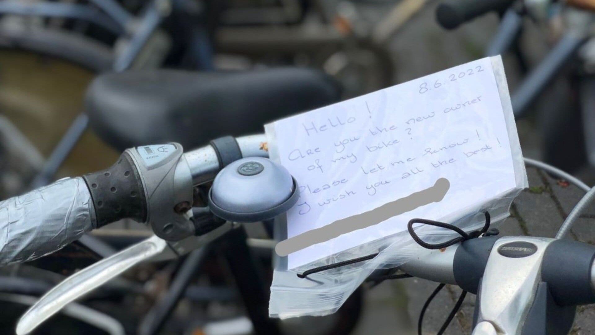 Een fiets die aan een Oekraïense vluchtelingen gegeven wordt