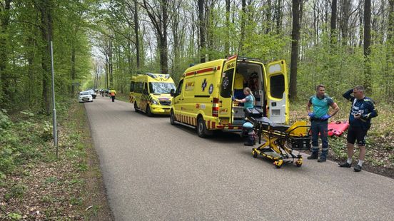 Wielrenners komen ten val tijdens Amstel Gold Race: ambulancemedewerkers schieten te hulp Nieuws