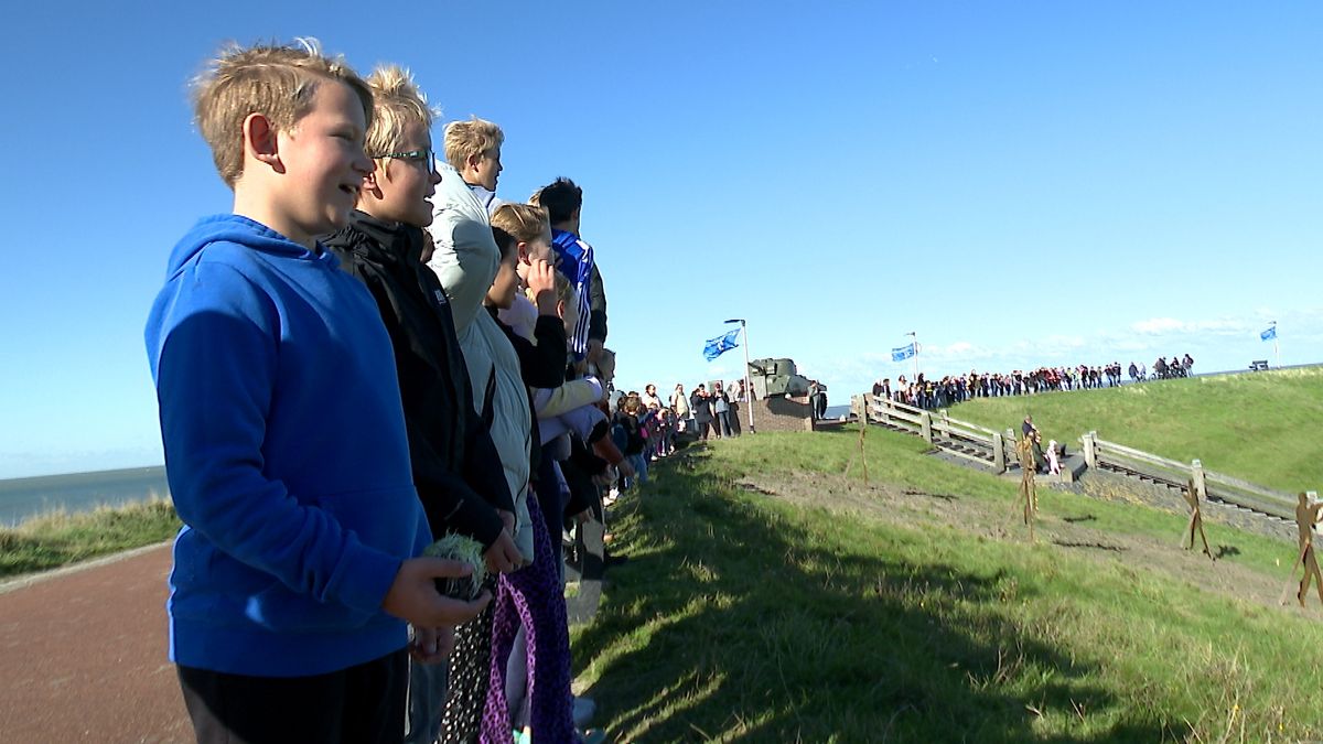 Kinderen gooien 'bloembommen' om bombardement te herdenken