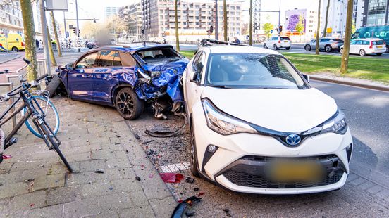 Veel schade bij ongeluk met drie autos | Scootmobiel volledig uitgebrand. Veel schade bij ongeluk met drie autos | Scootmobiel volledig uitgebrand.
