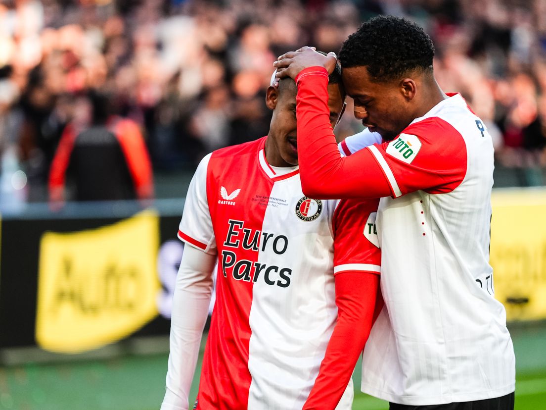 Quinten Timber koestert Feyenoord-doelpuntenmaker Igor Paixão na zijn winnende goal in de bekerfinale tegen NEC