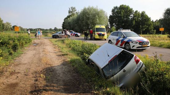 Auto belandt in greppel na aanrijding